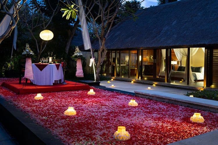 Enchanting-Moment-Floating-dinner-kayumanis-jimbaran.jpg